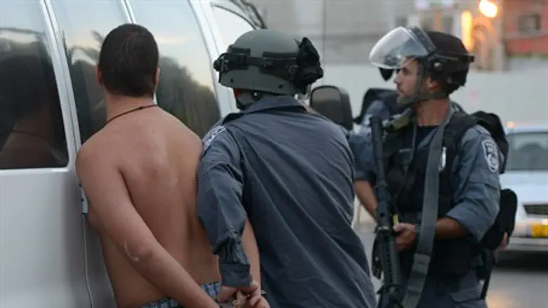 Police arrest Arab rioter (file)