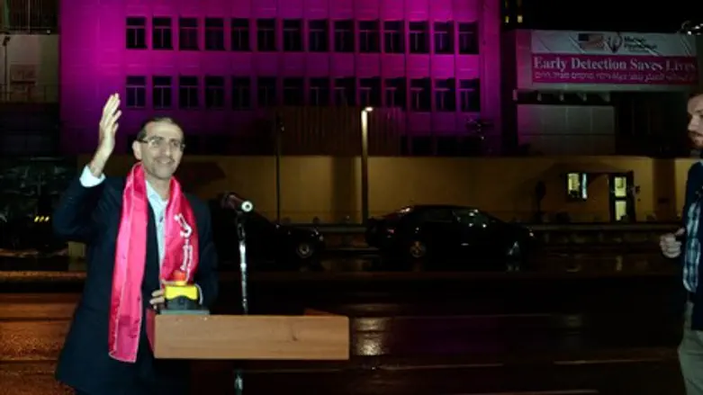 Dan Shapiro lights up US embassy in pink