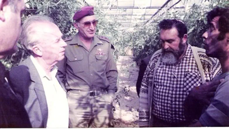 יצחק רבין בביקור בחממות נצר חזני שנת תשמ"ו, 1986