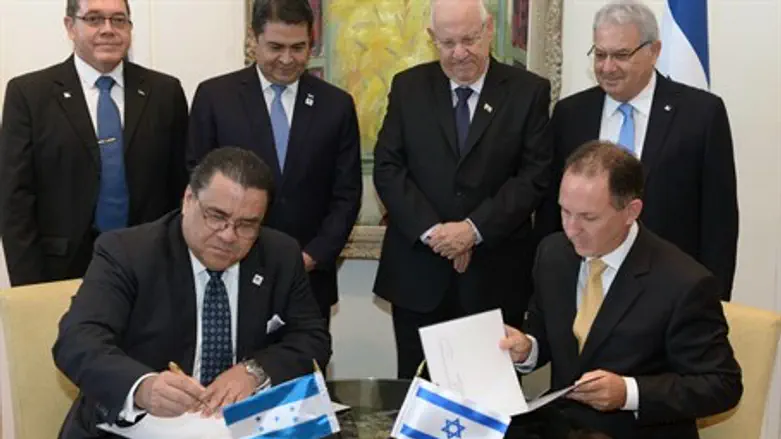 Israeli President Rivlin and Honduras President Alvarado preside over development deal sig