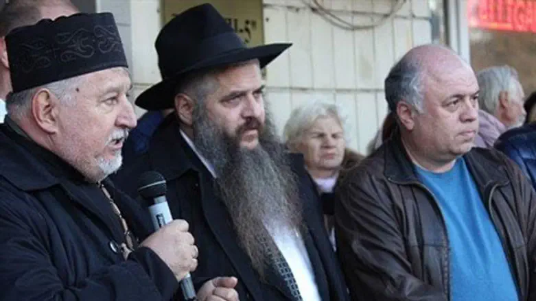 הרב אסמן בהפגנת התמיכה בישראל. 