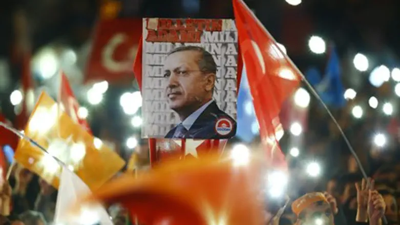 AKP supporters celebrate election victory