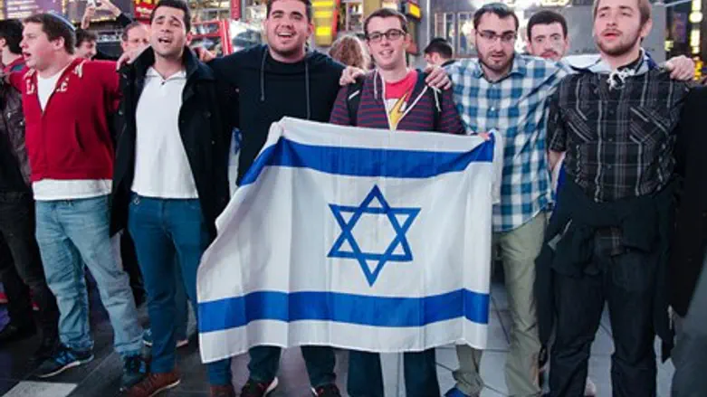 YU kumzitz for Israel at Times Square