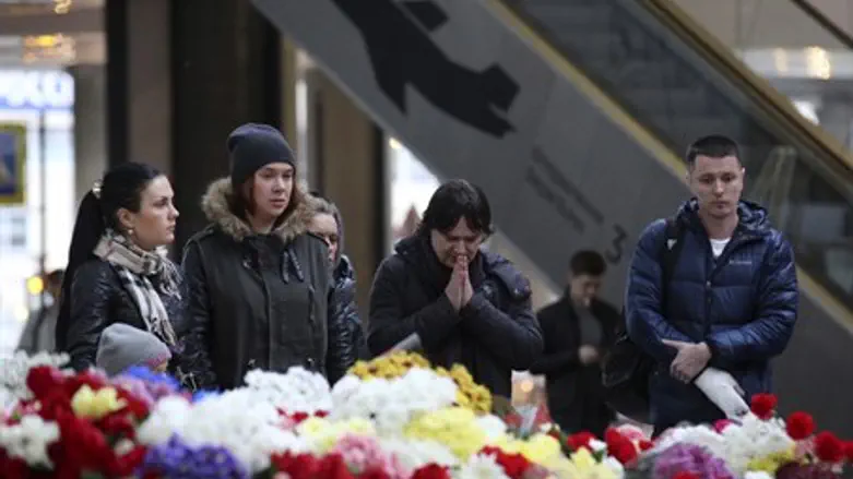 People mourn at memorial for Metrojet Flight 9268