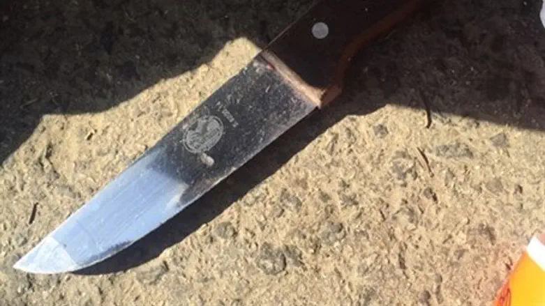 Knife used by terrorist at Shechem Gate.