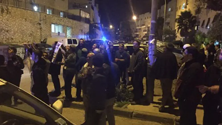 Protest in front of Aryeh Deri's house