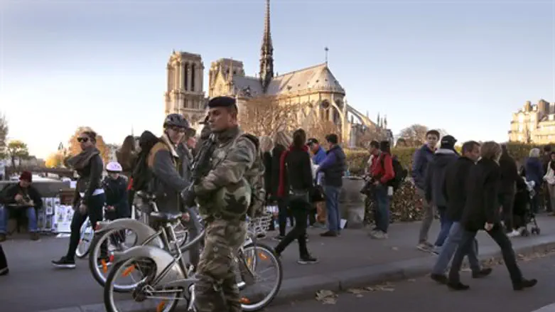 כוחות ביטחון בלב פריז