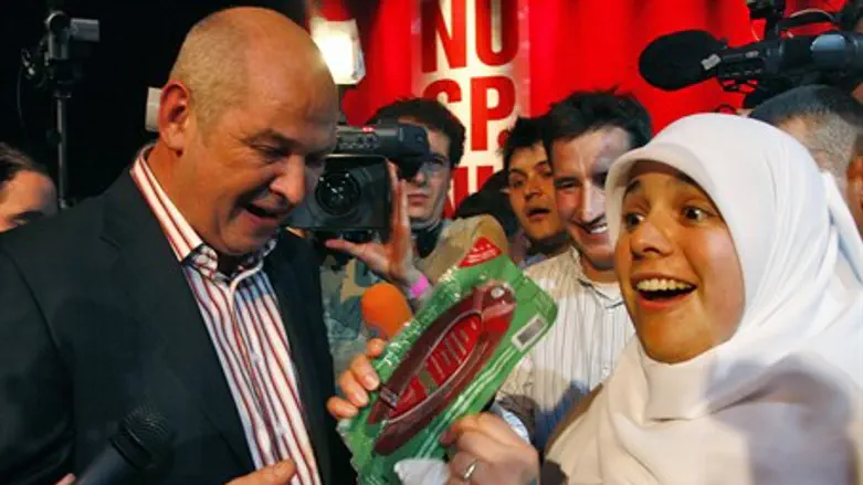 Dutch Socialist Party head Jan Marijnissen with Muslim party member