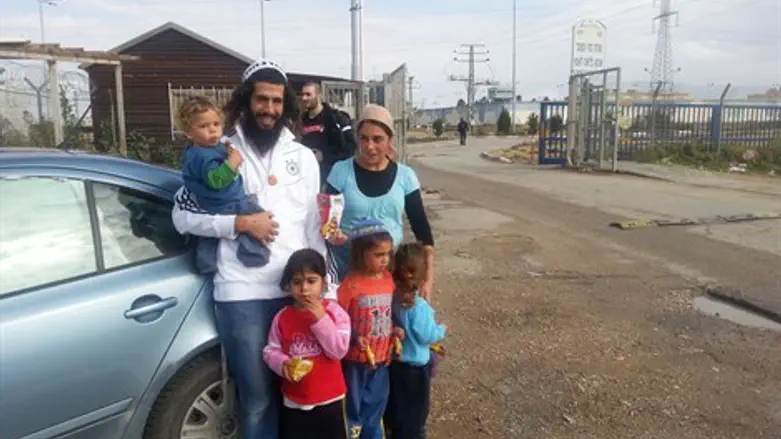 זוארץ עם בני משפחתו אחרי השחרור