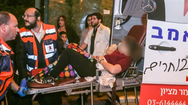 Medics rush Kiryat Gat victim to hospital