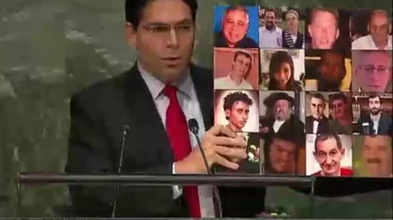 Данон показал фотографии погибших в терактах