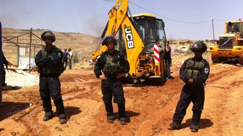 Security forces in Tekoa before demolition