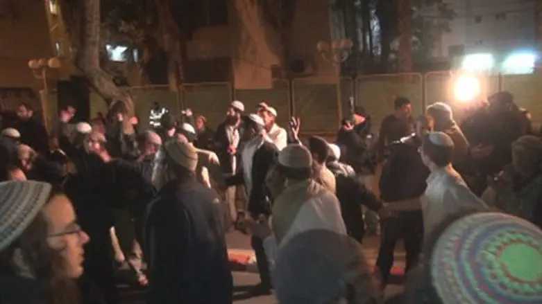 ריקודים בהפגנה ליד משטרת פ"ת