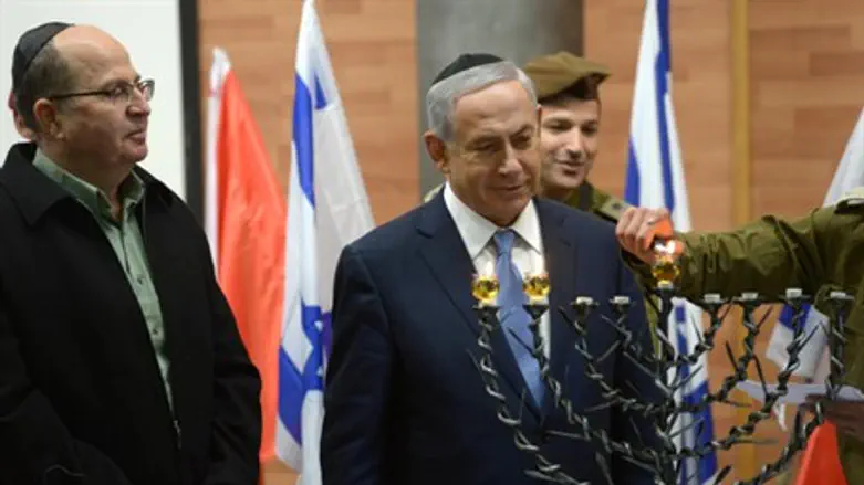 Netanyahu, Ya'alon light Hanukkah candles with IDF