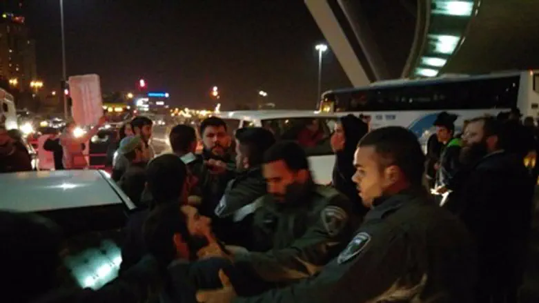 שוטרים מתעמתים עם מפגינים, בכניסה לירושלים