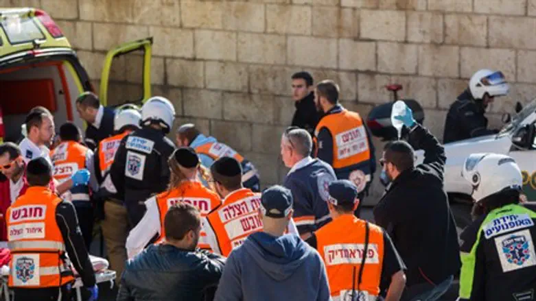 Evacuating victims of Jerusalem attack, Dec 23 2015