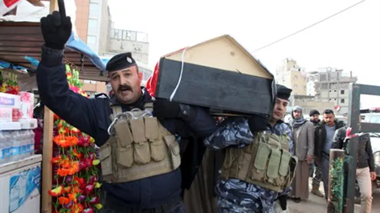 Iraqi soldiers carry body of comrade killed battling ISIS (file)