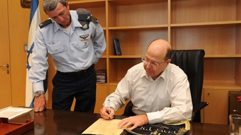 הרב הראשי לצה''ל, תא''ל הרב רפי פרץ עם שר הביטחון יעלון