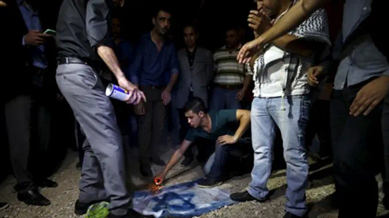 Jordanians burn Israeli flag