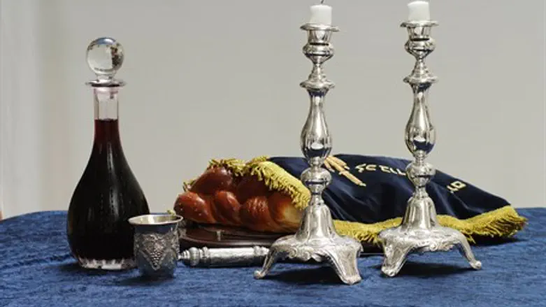 A Shabbat table (illustration)