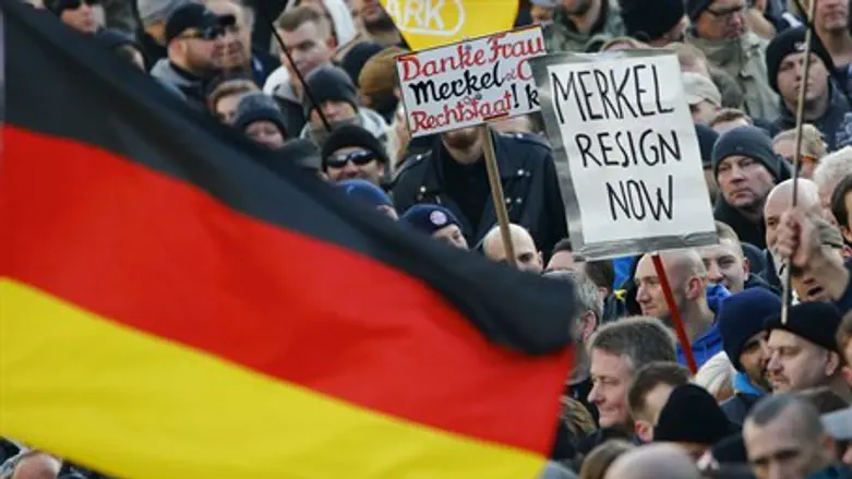 Protesters call for Merkel to resign after Cologne attacks