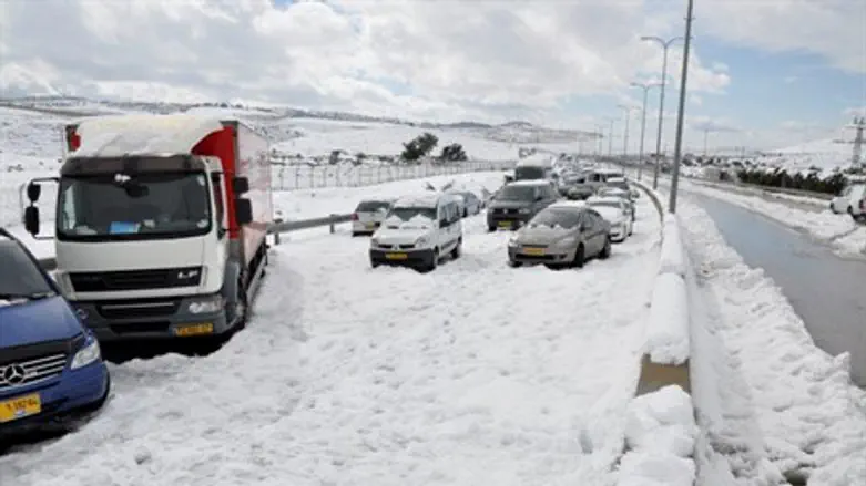Cars stuck in the snow on Route 1, the Jerusalem-Tel Aviv highway (Illustration)