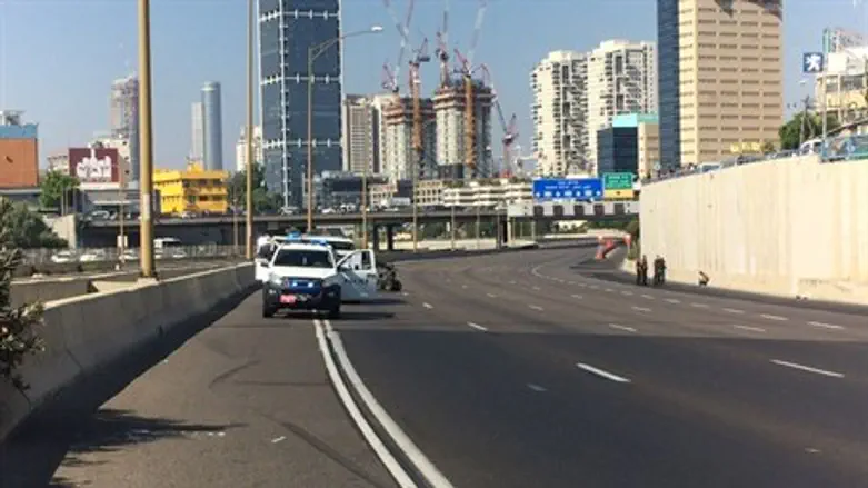  (illustration) Police stop suspect car on Ayalon Highway, Tel Aviv