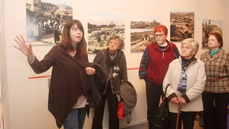Visitors to Eretz Israel Museum (file)