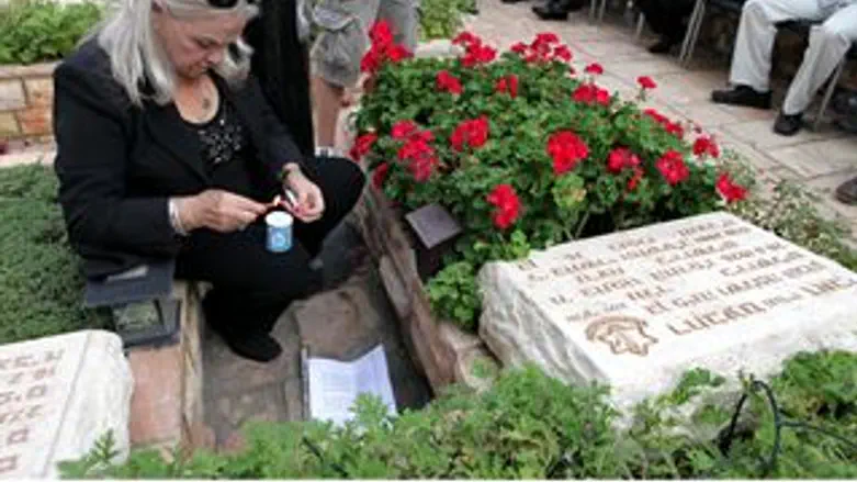 רעייתו של גנדי על קבר בעלה