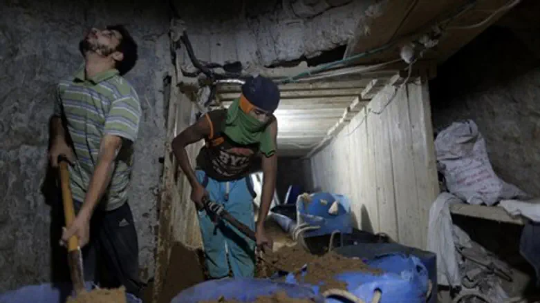 Diggers in Hamas Gaza tunnel