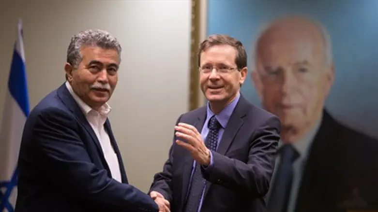 Peretz and Herzog shake hands as Peretz returns to Labor party