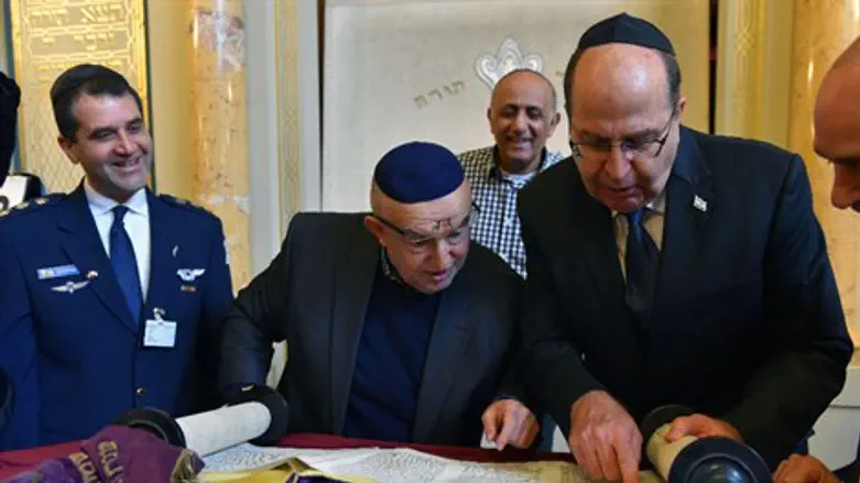 יעלון עם ראשי הקהילה היהודית בשוויץ