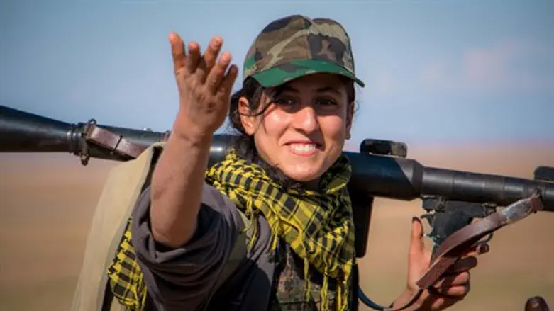 Female Kurdish YPG fighter gestures during fighting with ISIS in Syria (file)