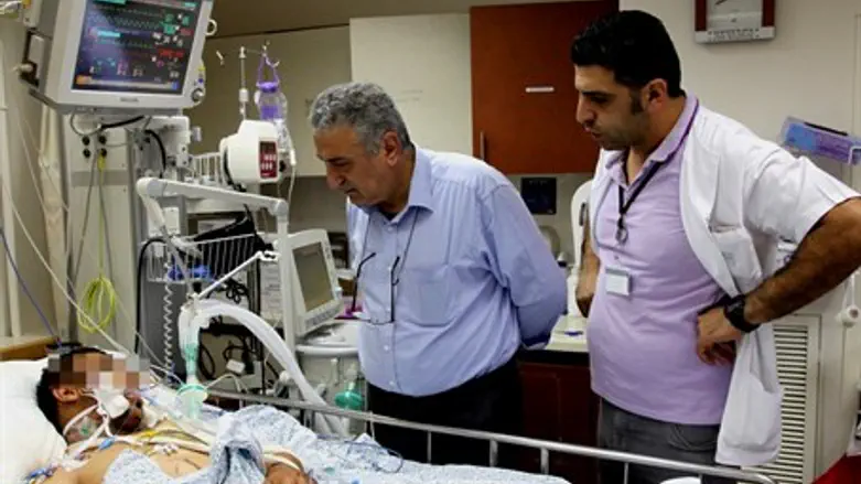 Dr. Kamal Al-Labwani (center) visits Ziv Hospital (file)