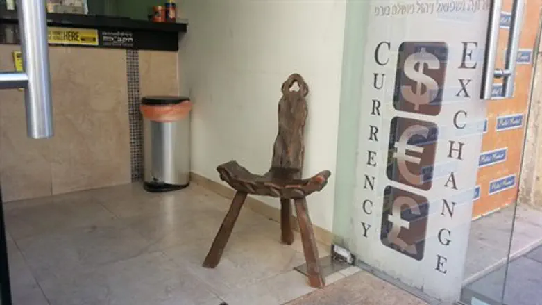 כיסא עץ