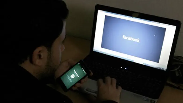 Arab in Gaza uses Facebook (file)