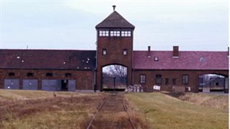 שער הכניסה למחנה אושוויץ II - בירקנאו