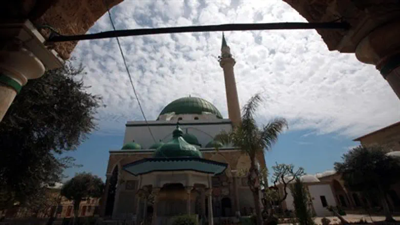 "שיח שמוביל לאובדן זהות והתבוללות". מסגד בעכו