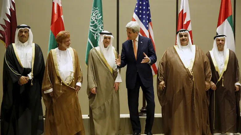 למרות החיוכים, כבר לא סופרים את ארה"ב באזור. ג'ון קרי עם שרי החוץ של סעודיה ומדינות המפרץ