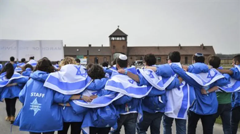 Еврейские школьники на экскурсии в Освенциме