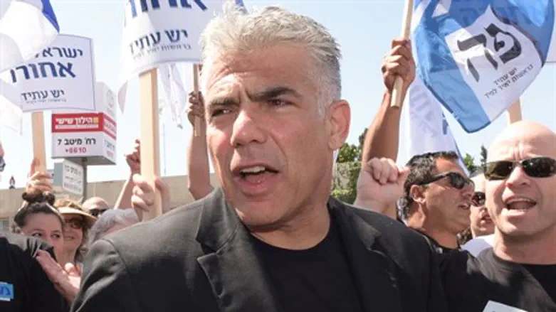 Lapid at Yesh Atid protest