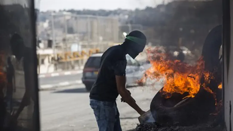 Arab rioter with Hamas headband in Shuafat