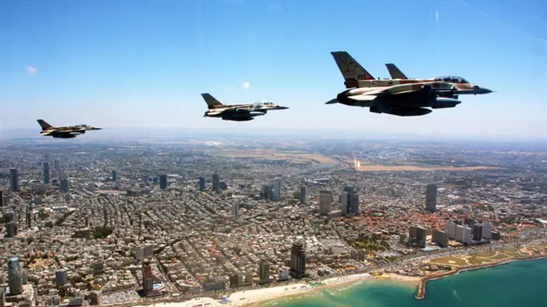 Парад ВВС в небе над Израилем