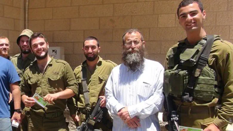 Baruch Marzel with soldiers in Hevron