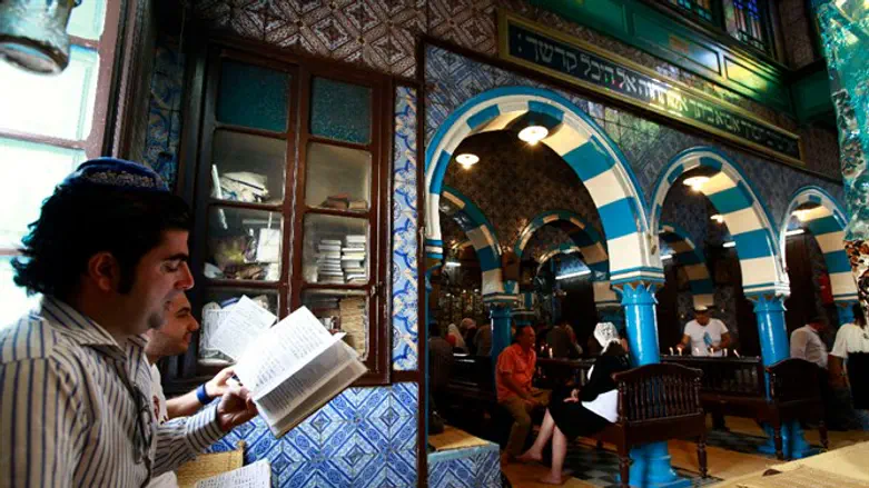 יהודים מתפללים בבית הכנסת אל גריבה בתוניס