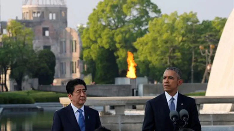 Barack Obama and Shinzo Abe at Hiroshima