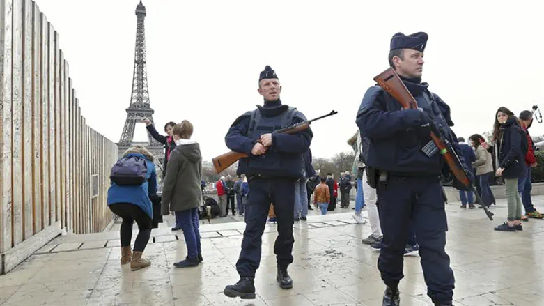 שוטרים סמוך מגדל אייפל בפריז