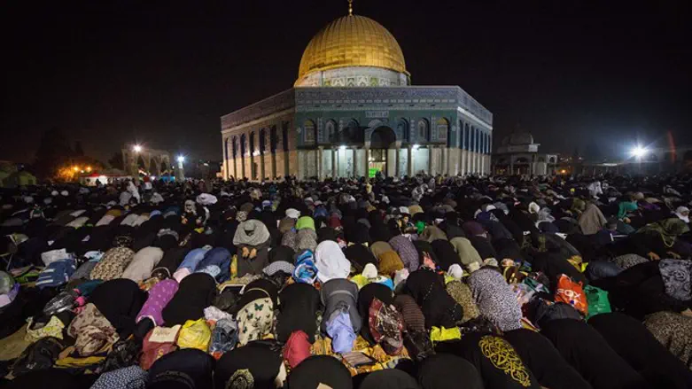 Храмовая гора во время молебна в Рамадан