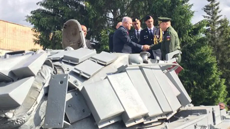 Netanyahu on returned tank