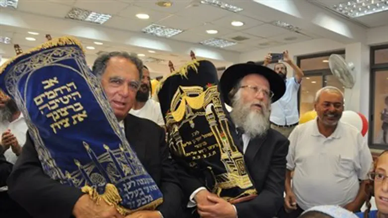 Hachnasat Sefer Torah celebration 